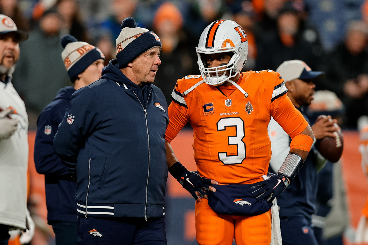 Payton and Wilson talk to each other on the sideline.